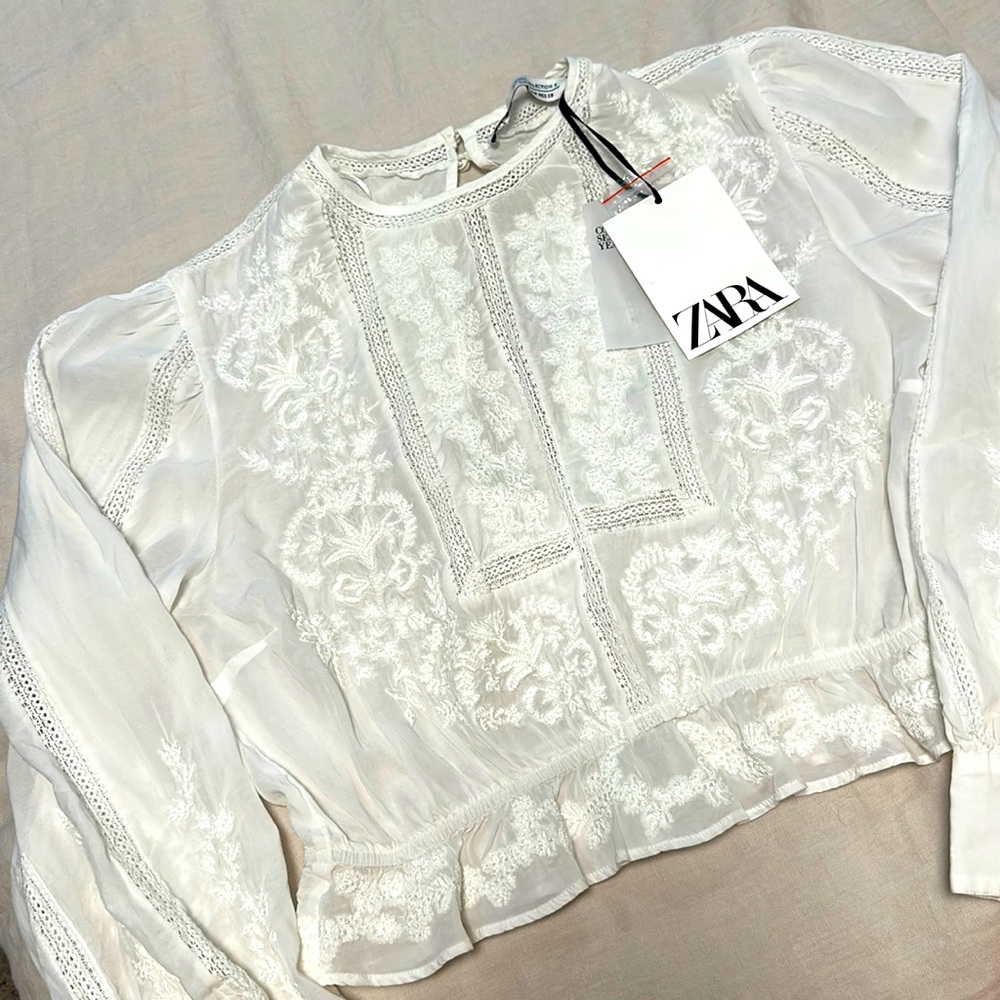 ZARA COLLECTION 2022 - NWT - EMBROIDERED BLOUSE - WHITE